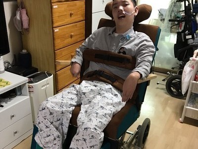 자세 교정용 휠체어 기증식